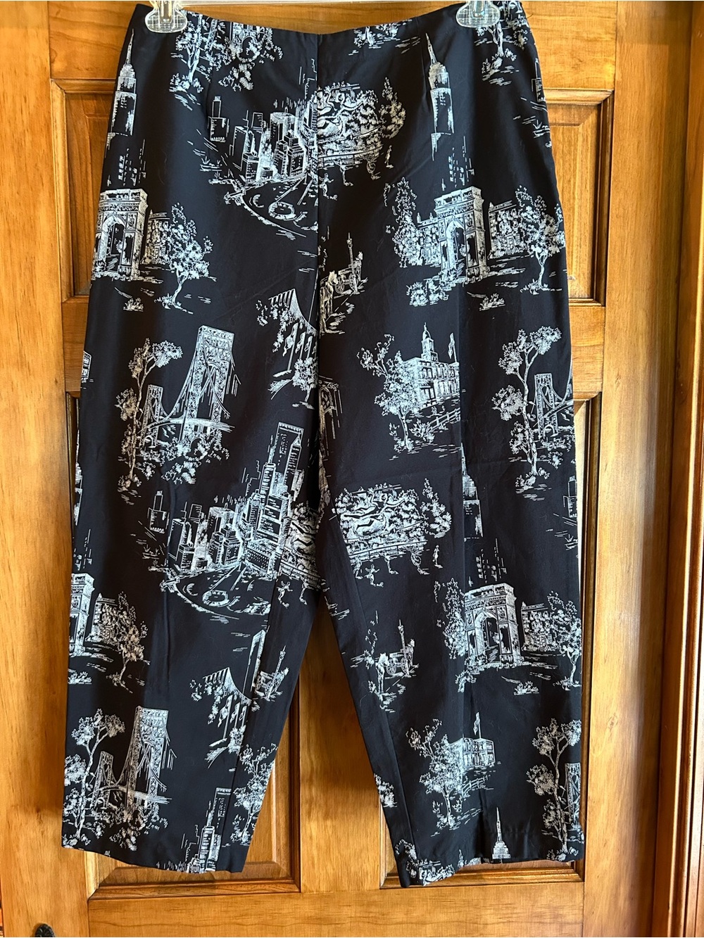 Josephine Chaus Black Capris with White Scenic Print